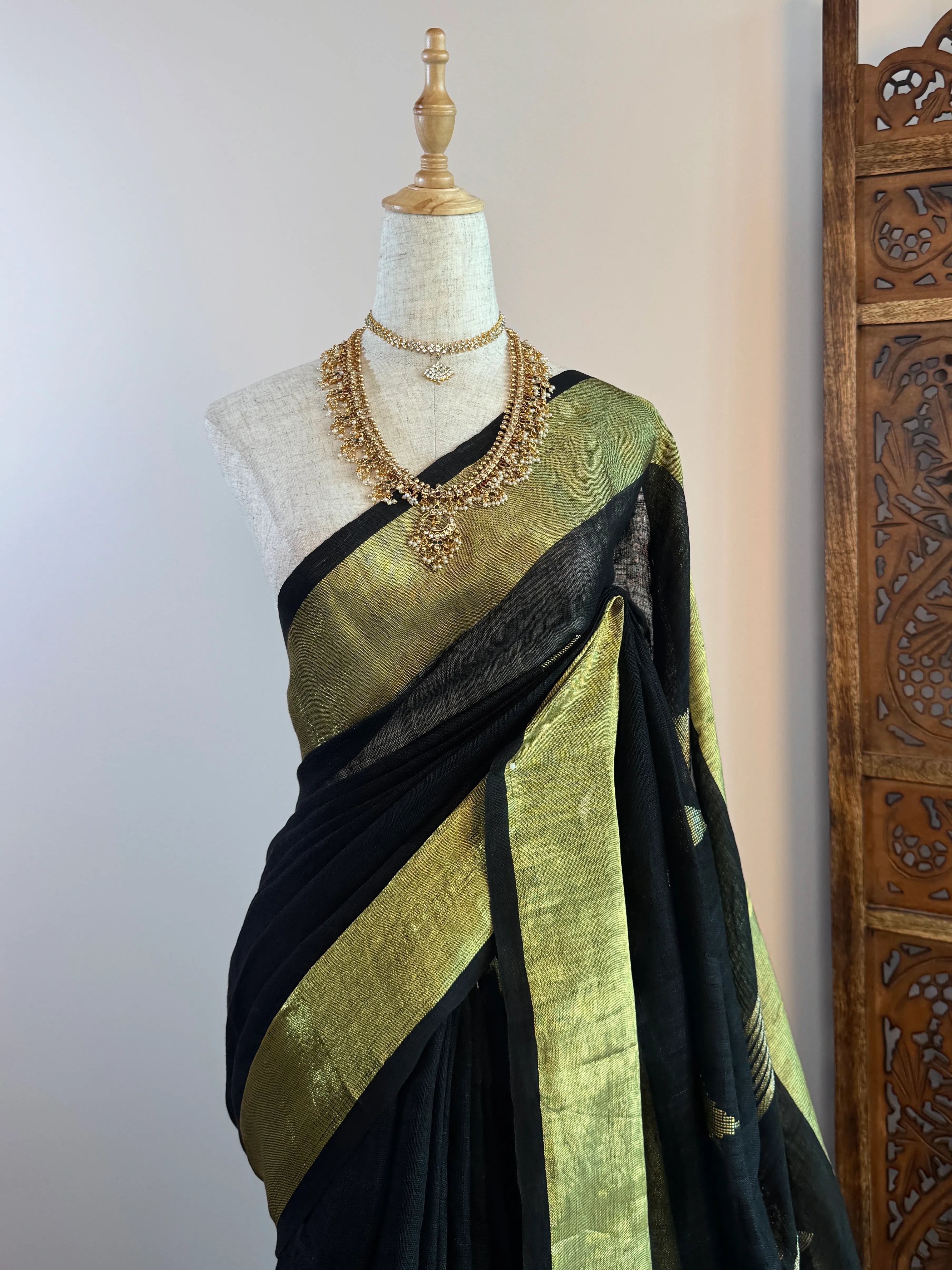 Black-Gold Handloom Pure-Linen Floral-Pallu Bengal-Saree